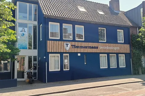 Het kantoor aan de Mathildastraat: een blauw pand, met de ingang van TOFS links in de glazen trappenhal.